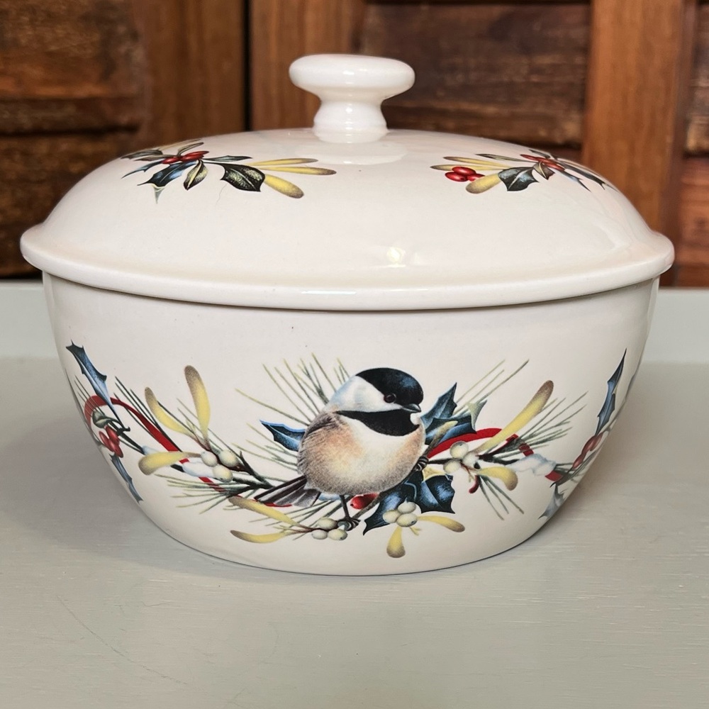 Lennox Holiday/Winter Bluebird Covered Casserole Dish. Classic style with lid ❤️